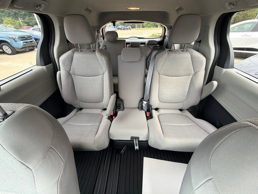 Used 2024 Toyota Sienna LE FWD image 22