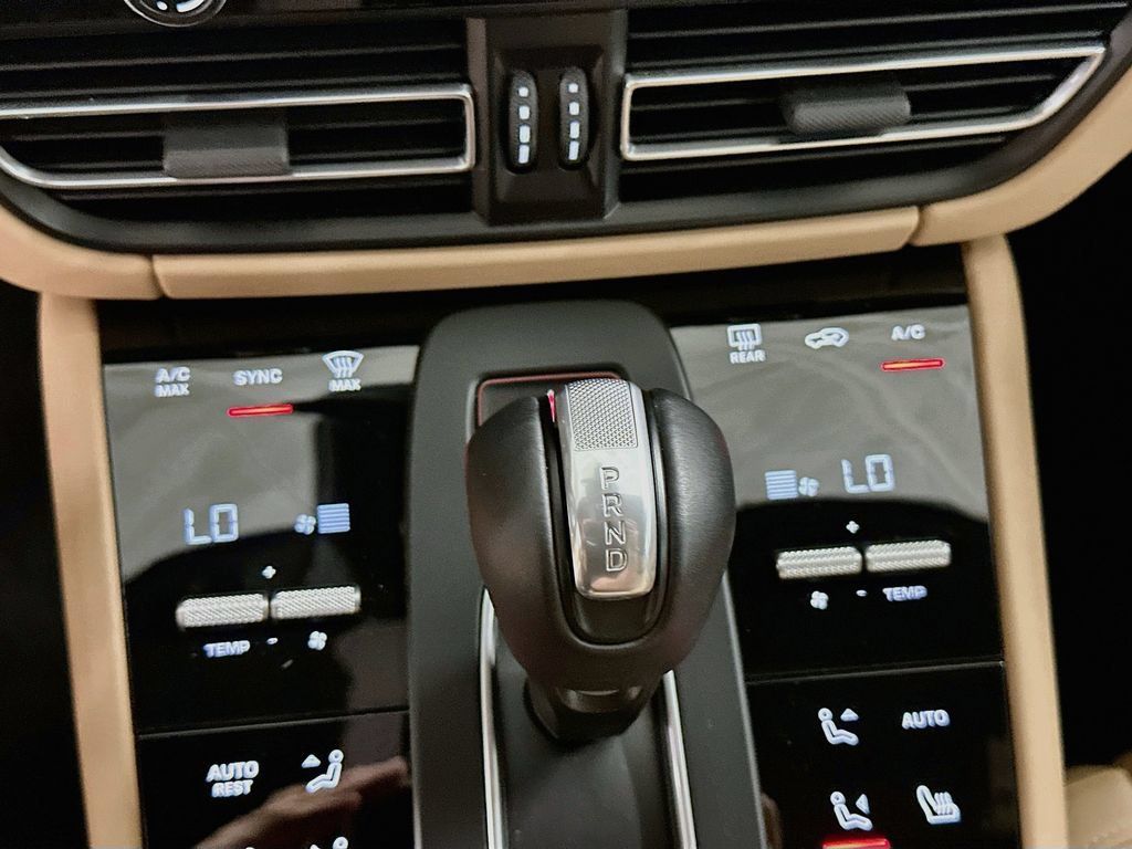 Certified 2025 Porsche Macan AWD/4WD image 17