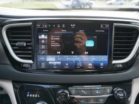 Used 2023 Chrysler Pacifica Touring-L FWD image 12