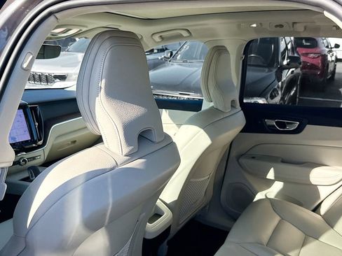 Used 2022 Volvo XC60 B5 Momentum image 28