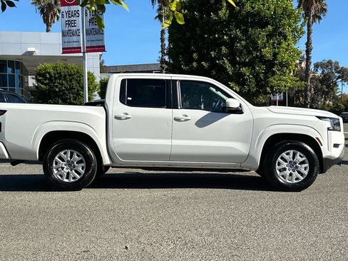 Used 2023 Nissan Frontier SV image 3