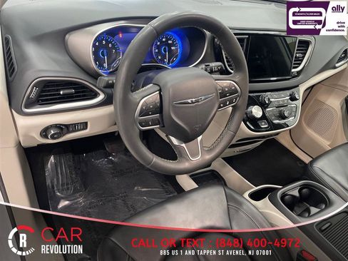 Used 2023 Chrysler Pacifica Touring-L FWD image 15