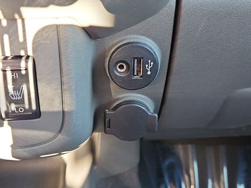 Used 2019 Nissan Frontier SL image 32