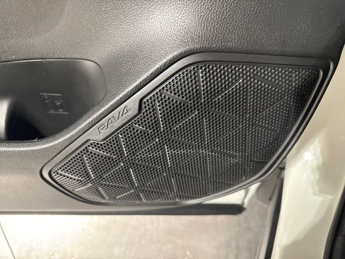 Used 2020 Toyota RAV4 XLE w/ XLE Grade Weather Package AWD/4WD image 17