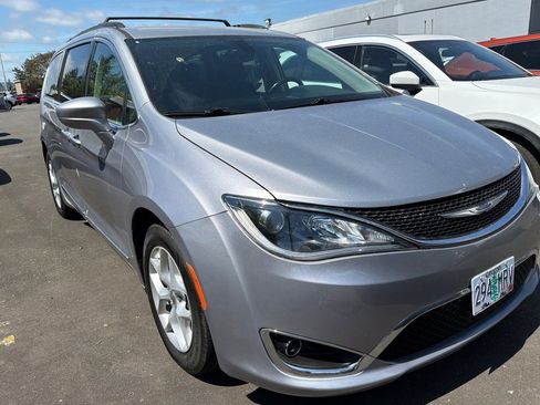 Used 2017 Chrysler Pacifica Touring-L w/ Tire & Wheel Group FWD image 2