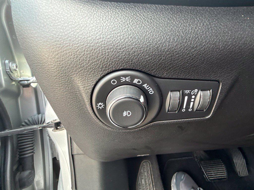 Used 2024 Jeep Compass Latitude AWD/4WD image 21