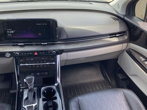 Used 2024 Kia Carnival EX FWD image 14