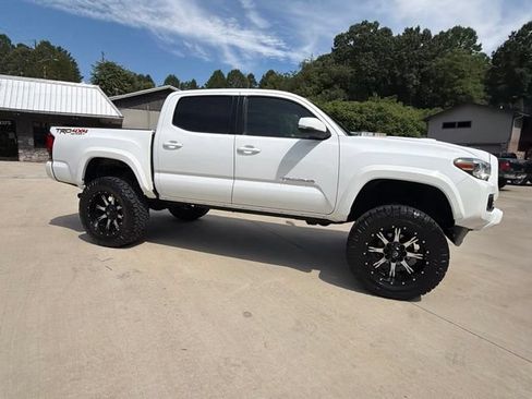 Used 2016 Toyota Tacoma TRD Sport w/ Towing Package AWD/4WD image 3