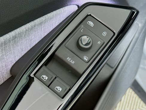 New 2025 Volkswagen ID.4 Pro image 18
