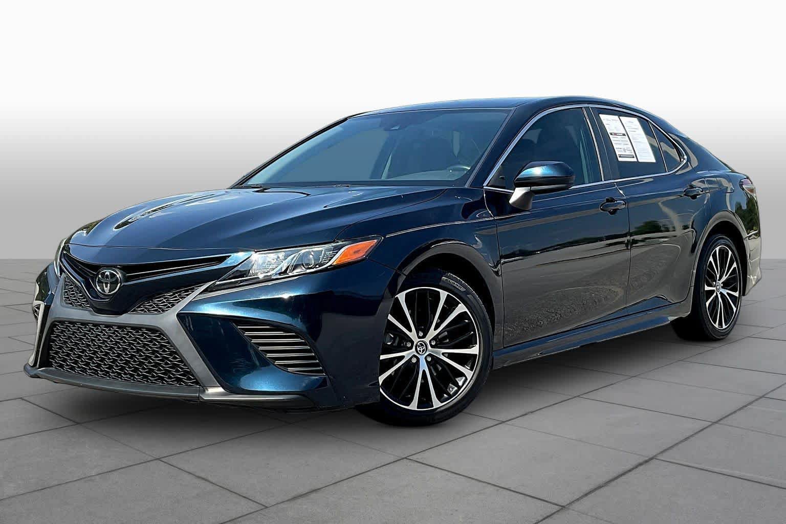 Used 2020 Toyota Camry SE FWD image 1