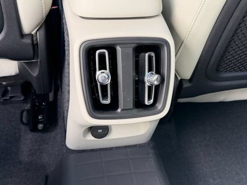 Certified 2025 Volvo XC40 B5 Ultra w/ Protection Package Premier AWD/4WD image 15