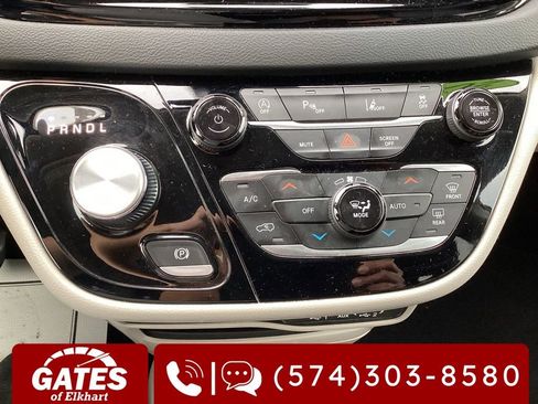 Used 2023 Chrysler Pacifica Touring-L image 21