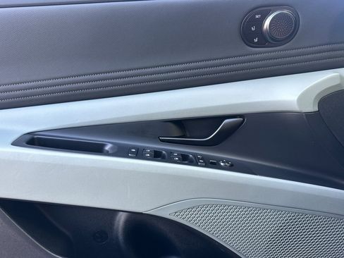 Certified 2025 Hyundai Elantra Limited image 14