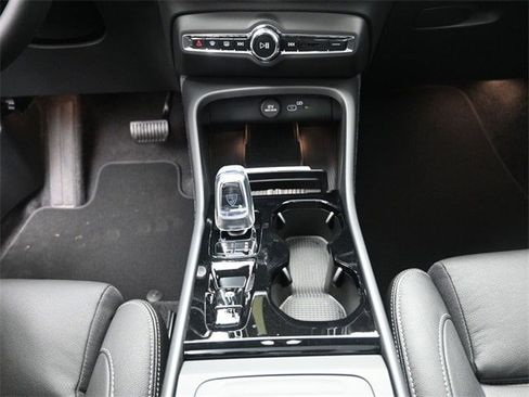 Certified 2024 Volvo XC40 B5 Plus w/ Protection Package Premier image 13