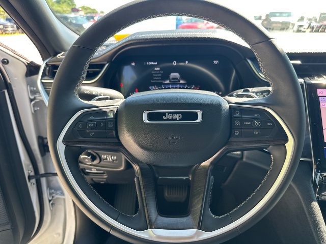 Used 2025 Jeep Grand Cherokee Limited AWD/4WD image 28