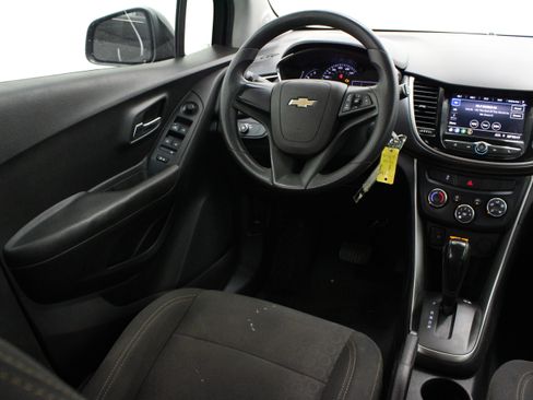 Used 2020 Chevrolet Trax LS FWD image 27