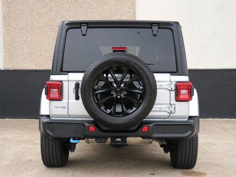 Used 2023 Jeep Wrangler Unlimited Sahara AWD/4WD image 16