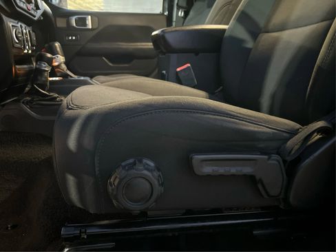 Used 2020 Jeep Wrangler Unlimited Sahara image 20