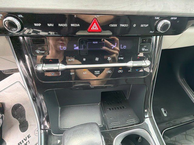 Used 2024 Kia Carnival EX FWD image 11