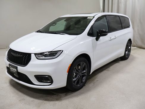 New 2026 Chrysler Pacifica Select image 3