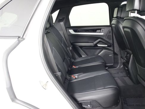 Certified 2024 Porsche Cayenne AWD/4WD image 32