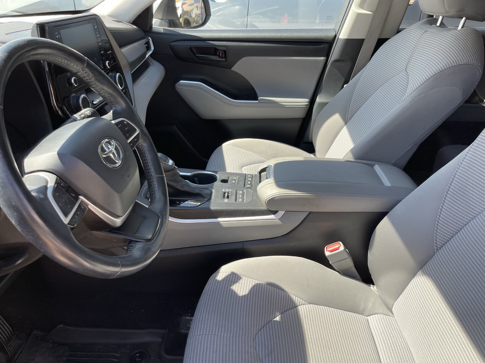 Used 2022 Toyota Highlander LE AWD/4WD image 9