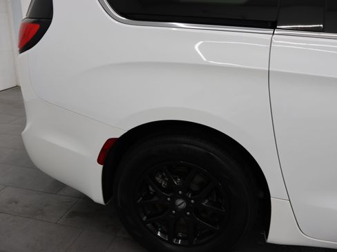 Used 2024 Chrysler Pacifica Touring-L FWD image 25