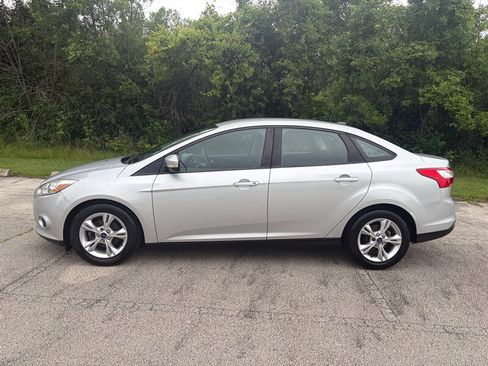 Used 2014 Ford Focus SE w/ SE Winter Package FWD image 3