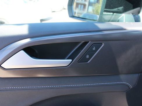 New 2026 Volkswagen Taos SE image 14