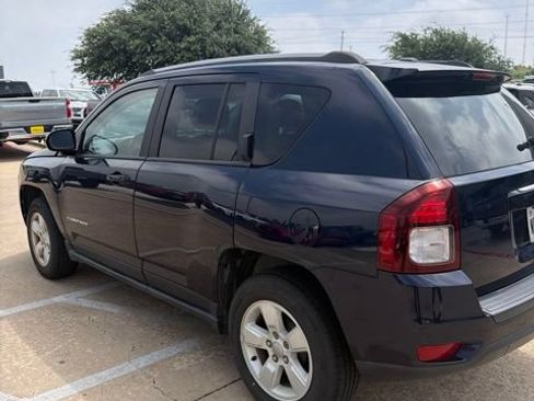 Used 2017 Jeep Compass Latitude FWD image 4