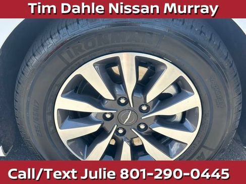 Used 2023 Chrysler Pacifica Limited FWD image 14