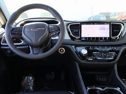 Used 2025 Chrysler Pacifica Limited image 18
