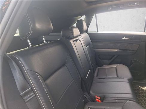 Used 2021 Volkswagen Atlas Cross Sport SE w/ Panoramic Sunroof Package FWD image 16