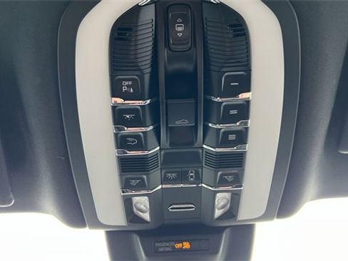 Used 2023 Porsche Macan Turbo image 25