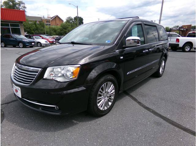Used 2014 Chrysler Town & Country Touring-L FWD image 1