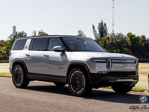 Used 2025 Rivian R1S Adventure image 1