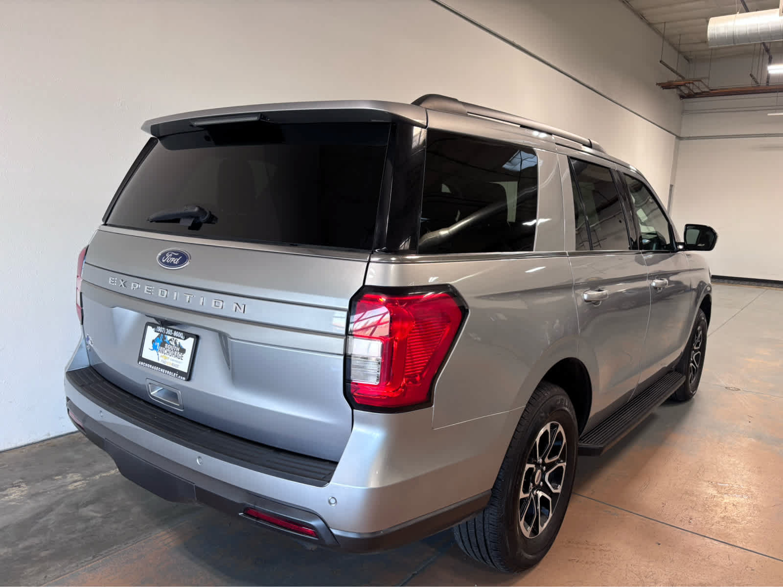 Used 2024 Ford Expedition XLT AWD/4WD image 7
