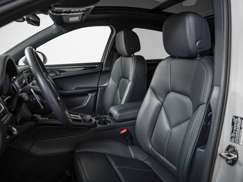 Certified 2026 Porsche Macan AWD/4WD image 5
