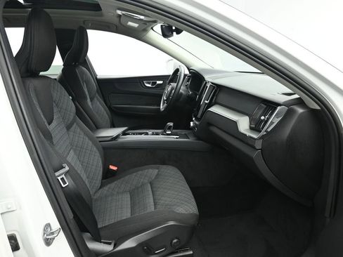 Used 2023 Volvo XC60 B5 Core image 22