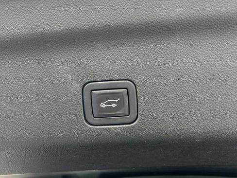 Used 2023 Chevrolet Suburban Premier image 25