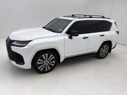 Used 2024 Lexus LX 600 4WD w/ Luxury Package image 8