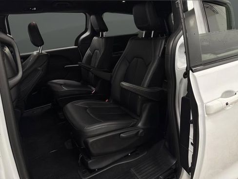 Used 2024 Chrysler Pacifica Select image 28