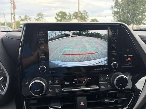 Used 2022 Toyota Highlander XLE AWD/4WD image 13