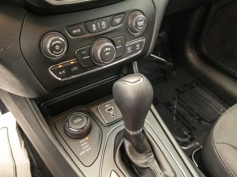 Used 2019 Jeep Cherokee Latitude w/ Cold Weather Group AWD/4WD image 27