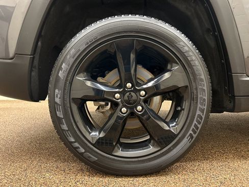 Used 2023 Jeep Grand Cherokee Altitude image 27