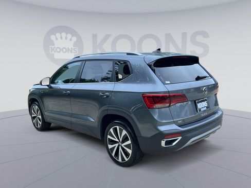 Used 2024 Volkswagen Taos SE w/ Panoramic Sunroof Package FWD image 14