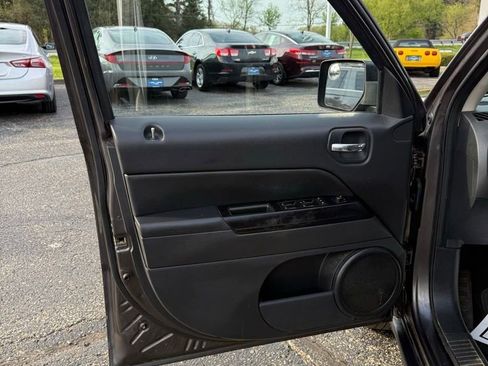 Used 2016 Jeep Patriot Latitude AWD/4WD image 10