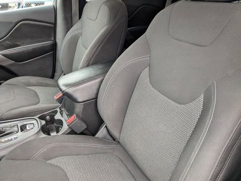 Used 2019 Jeep Cherokee Latitude w/ Popular Appearance Group FWD image 23