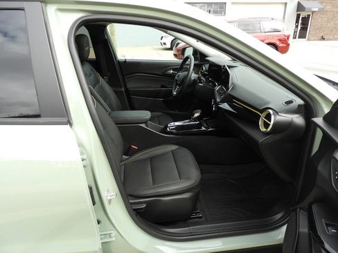 Used 2025 Chevrolet Trax ACTIV w/ Sunroof Package image 35