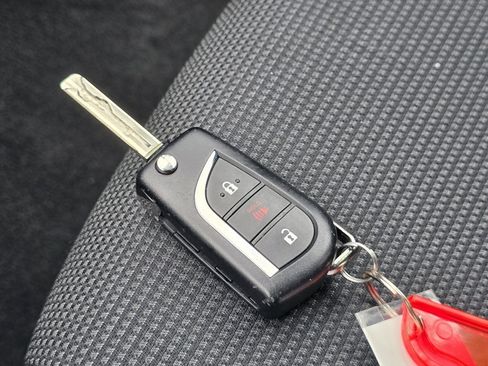 Used 2021 Toyota RAV4 LE AWD/4WD image 31